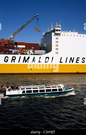 Une visite barge passe Grimaldi's Grande Congo à Hansahafen allemand dans le port de Hambourg. Banque D'Images