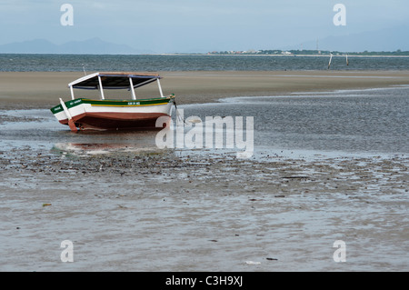 Les bateaux de pêche traditionnels à Ilha do Mel, Paraná, au sud du Brésil. Banque D'Images