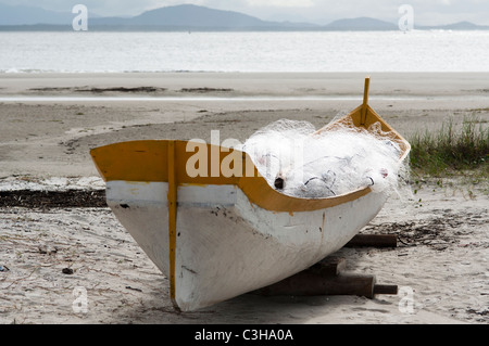 Les bateaux de pêche traditionnels à Ilha do Mel, Paraná, au sud du Brésil. Banque D'Images