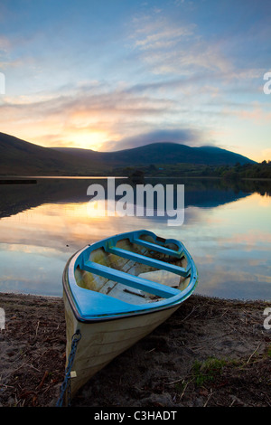 Bateau de pêche en soirée sur les rives du Lough Talt, Comté de Sligo, Irlande. Banque D'Images