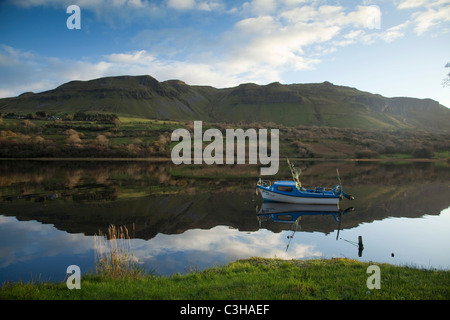 Réflexion sur la montagne et la pêche en bateau Glencar Lough, Comté de Sligo, Irlande. Banque D'Images