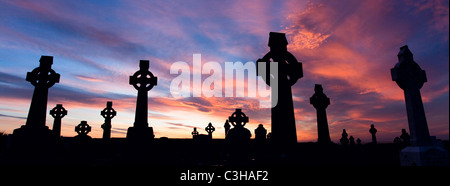 Croix Celtiques dans un cimetière au coucher du soleil, Enniscrone, Comté de Sligo, Irlande. Banque D'Images