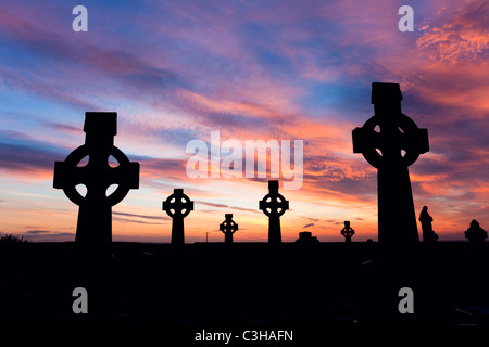 Croix Celtiques dans un cimetière au coucher du soleil, Enniscrone, Comté de Sligo, Irlande. Banque D'Images