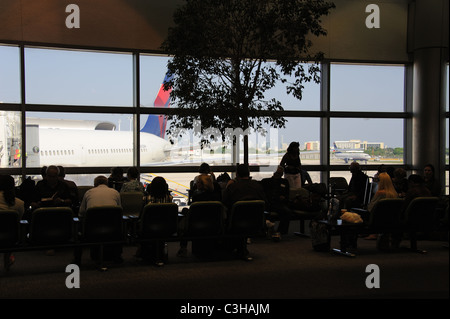 Les départs de l'aéroport d'attente à l'Aéroport International de Miami Florida USA Banque D'Images