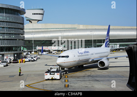 Copa Airlines boeing 737 repoussée au large le stand à l'Aéroport International de Miami Florida USA Banque D'Images