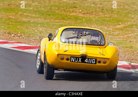 Ginetta G4 de 1968 avec chauffeur Chris Blewett durant la SCLC Swinging Sixties Series de Snetterton, Norfolk, Royaume-Uni. Banque D'Images