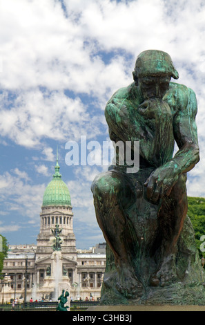 Le Penseur sculpture devant l'édifice du Congrès national argentin à Buenos Aires, Argentine. Banque D'Images