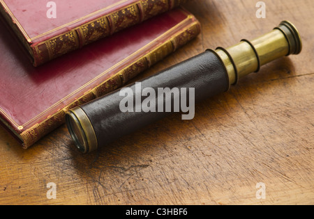 Close up of antique télescope et livres Banque D'Images