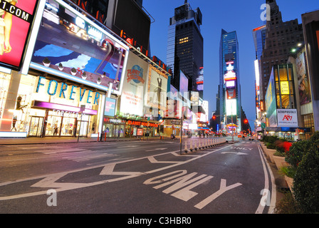 Devantures et publicités d'un étonnamment désert Times Square New York City à l'aube. Banque D'Images