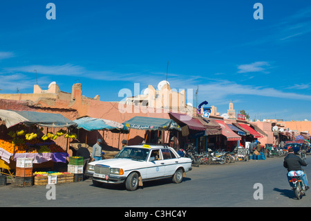 Scène de rue à Bab Agnaou gate la vieille ville fortifiée de la Médina Marrakech Maroc central Africa Banque D'Images