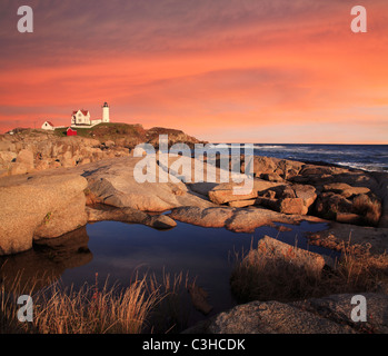 Un phare classique, Coucher de ciel à la lumière Nubble, une pastorale Nouvelle Angleterre Seascape, CAPE NEDDICK, Maine, USA Banque D'Images