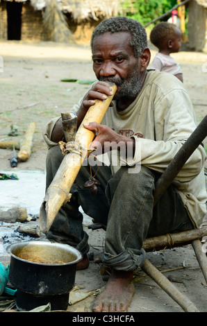 Les Pygmées Mbuti nomades vivent dans la jungle de l'Ituri le bassin du Congo en République démocratique du Congo. Certains s'installer près des villes. Banque D'Images