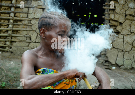 Les Pygmées Mbuti nomades vivent dans la jungle de l'Ituri le bassin du Congo en République démocratique du Congo. Certains s'installer près des villes. Banque D'Images