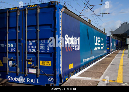 Moins de CO2 Tesco distribution de matériel intermodal par transport ferroviaire. Moins de Co2 Eddie Stobart Le Train de marchandises 026 Diesel à Preston, Lancashire, UK Banque D'Images