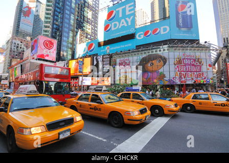 Crown Victoria Les taxis sur Broadway à Times Square, New York City pourrait bientôt être remplacé avec Nissan mini-fourgonnettes. Banque D'Images