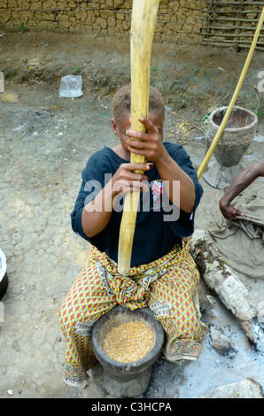 Les Pygmées Mbuti nomades vivent dans la jungle de l'Ituri le bassin du Congo en République démocratique du Congo. Certains s'installer près des villes. Banque D'Images