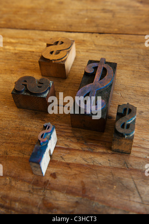 Close up de blocs d'impression avec le signe du dollar sur bois Banque D'Images
