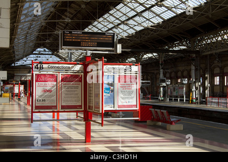 Connexions de la carte de l'avis et les horaires des trains à la gare de Preston, Lancashire, UK Banque D'Images