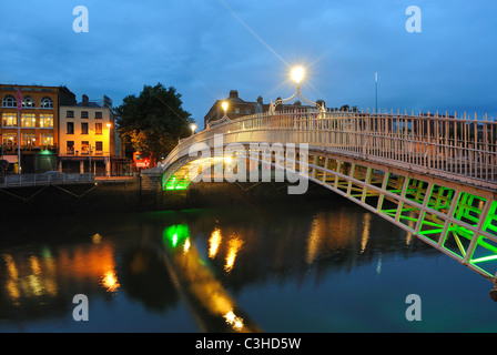 Le Ha'penny Bridge sur la rivière Liffey à Dublin, Irlande. Banque D'Images