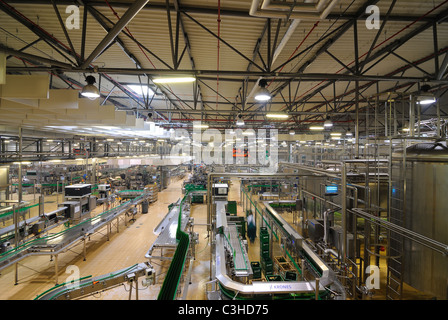 Intérieur de l'usine d'embouteillage de la bière Pilsner Urquell à Pilsen, République tchèque. Pilsner Urquell est une marque célèbre dans le monde entier. Banque D'Images