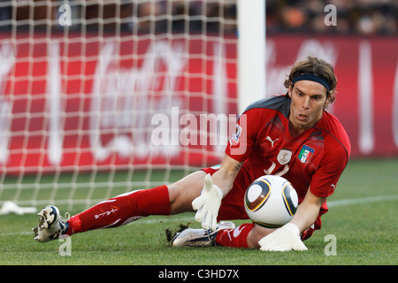 Italie gardien Federico Marchetti a fait enregistrer au cours d'un match de football de la Coupe du monde 2010 contre la Slovaquie le 24 juin 2010. Banque D'Images