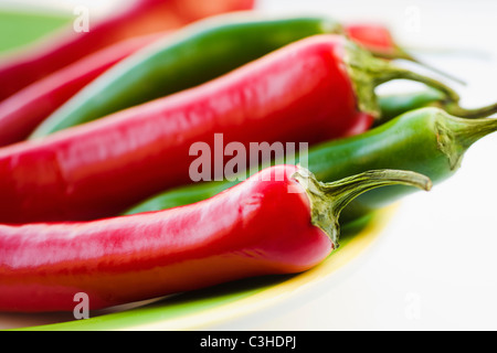 Studio shot de piments rouges et verts Banque D'Images