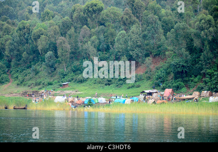 Village sur île du lac Kivu entre le Rwanda et la République démocratique du Congo, l'Afrique Banque D'Images