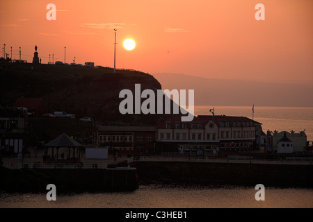 Le coucher du soleil, West Cliff, Whitby, North Yorkshire Coast, England, UK Banque D'Images