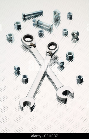 Deux clés plates sur un fond métallique Banque D'Images