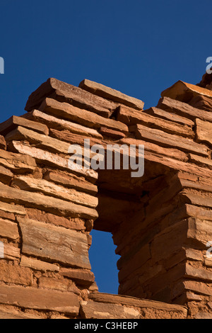 Dans la fenêtre de Wupatki Pueblo, habitation ancienne la plus importante à pueblo Wupatki National Monument en Arizona, USA. Banque D'Images