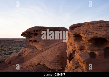 Trois histoire Wukoki Pueblo est assis sur un bloc isolé de grès rouge à Wupatki National Monument, Arizona, USA. Banque D'Images