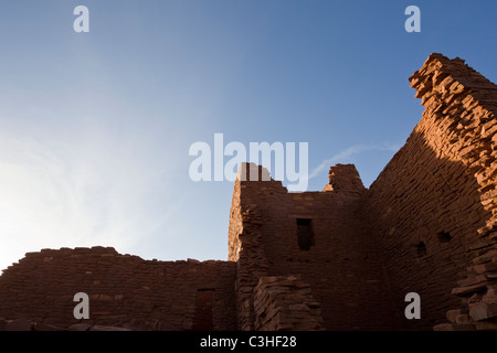 Trois histoire Wukoki Pueblo est assis sur un bloc isolé de grès rouge à Wupatki National Monument, Arizona, USA. Banque D'Images