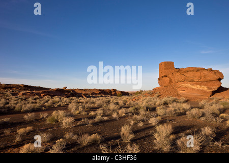 Trois histoire Wukoki Pueblo est assis sur un bloc isolé de grès rouge à Wupatki National Monument, Arizona, USA. Banque D'Images