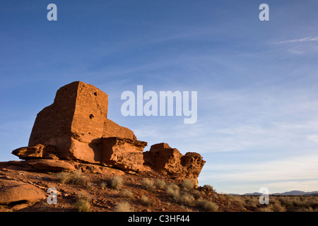 Trois histoire Wukoki Pueblo est assis sur un bloc isolé de grès rouge à Wupatki National Monument, Arizona, USA. Banque D'Images