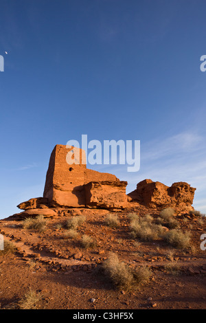 Trois histoire Wukoki Pueblo est assis sur un bloc isolé de grès rouge à Wupatki National Monument, Arizona, USA. Banque D'Images