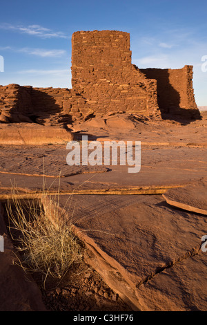 Trois histoire Wukoki Pueblo est assis sur un bloc isolé de grès rouge à Wupatki National Monument, Arizona, USA. Banque D'Images