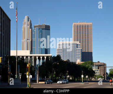 Vue de la passerelle et le Minneapolis skyline de l'extrémité ouest du pont de Minneapolis Hennepin Avenue - 2010 Banque D'Images