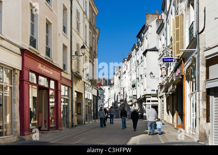 Boutiques dans une rue de la vieille ville centre, Blois, Loire, Touraine, France Banque D'Images