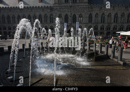 Ypres, Belgique. Infâme pour les champs de bataille environnants mais aussi une très jolie ville (reconstruite). Banque D'Images