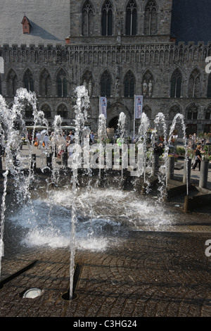 Ypres, Belgique. Infâme pour les champs de bataille environnants mais aussi une très jolie ville (reconstruite). Banque D'Images
