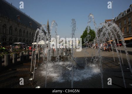 Ypres, Belgique. Infâme pour les champs de bataille environnants mais aussi une très jolie ville (reconstruite). Banque D'Images