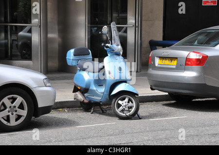 Entre les voitures Parking Scooter véhicule économique Banque D'Images