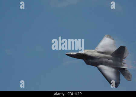 Un F-22 Raptor de l'United States Air Force en vol. Banque D'Images