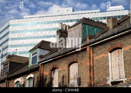 Bâtiments abandonnés avec de nouveaux immeubles de bureaux EN ARRIÈRE-PLAN À Croydon, London, UK Banque D'Images