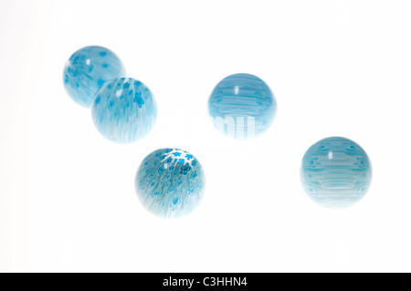 5 billes bleu sur blanc Banque D'Images