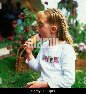 Une jeune fille qui mange un cône de glace au Hay Festival Hay-on-Wye Wales UK KATHY DEWITT Banque D'Images