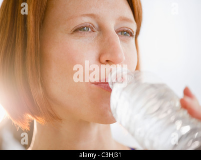 Close-up of redhead woman drinking water Banque D'Images