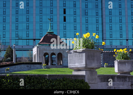 Jardins en Niagara Falls avec l'hôtel Sheraton à l'arrière-plan Banque D'Images