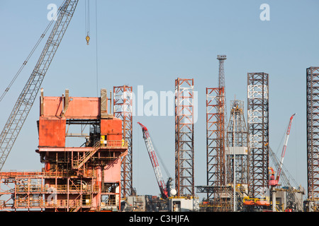 Une vieille huile rigg et cric l'barge d'être démantelé à mesure de démantèlement des navires du Royaume-Uni à l'usine de sables bitumineux d'étanchéité sur Teeside, UK. Banque D'Images