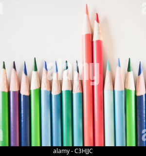 Studio shot de crayons de couleur dans la rangée Banque D'Images